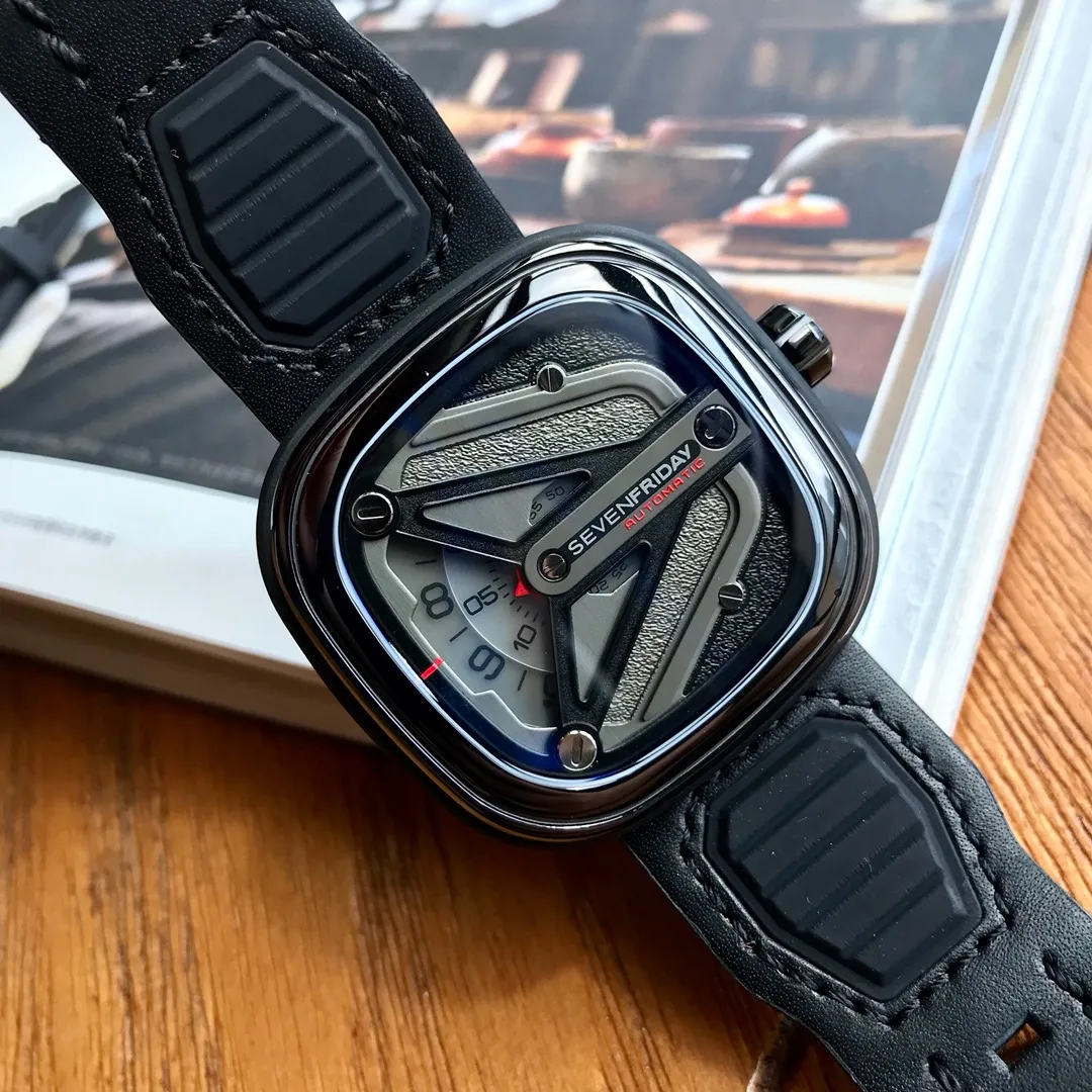 【Authentic Tmall】💰1640! Seven Fridays-Sevenfriday M3/01! Come on guys! Support nfc anti-counterfeiting! The talented designers at Seven Fridays have used spaceships as inspiration to create an all-new launcher piece, with a sandblasted and polished black and gun metal disc forming an aerodynamic Y-wing marking the seven-star logo at the seven hour mark. The Y-wing shape leaves room to display three overlapping white discs indicating the time, minutes and seconds read from left to right. A forward red highlight displays the time on the left at the 9H mark, and a forward red arrow indicates the minutes on the right. The seconds are in increments of 5 on the identification plate. The asymmetrical placement of decorative screws on the upper disc enhances the industrial spirit of this edition! Paired with leather and rubber straps, the all-black concept is coming.